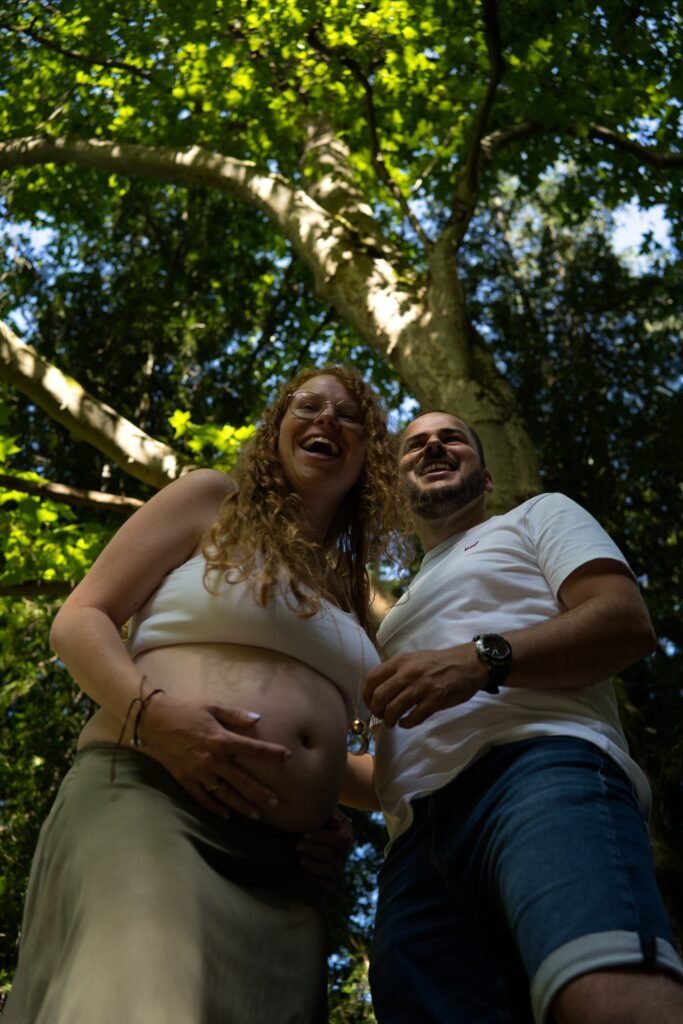 photo séance grossesse, moment de fou rire