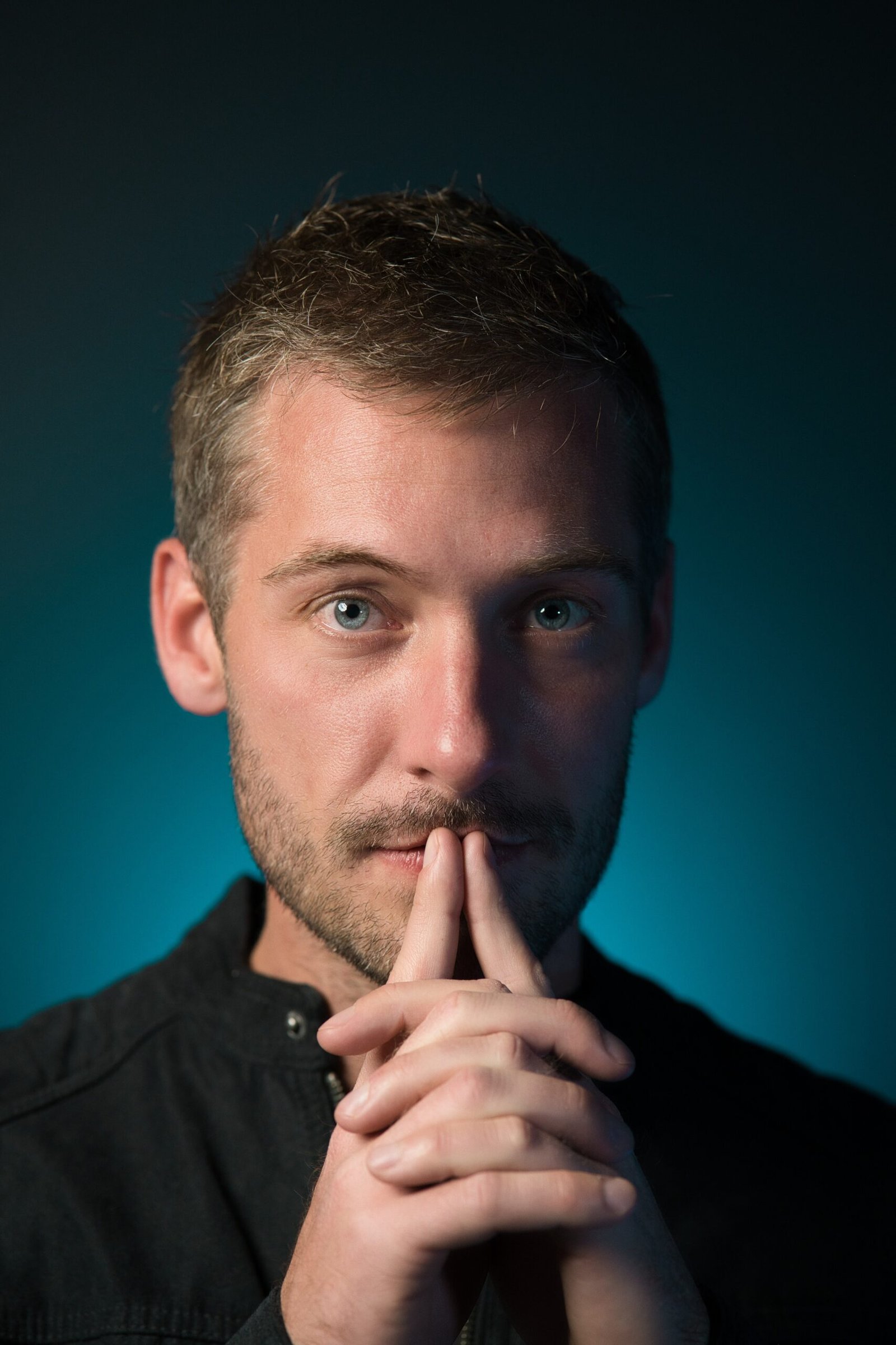 portrait d'un homme en réflexion par Mr.Karl Production