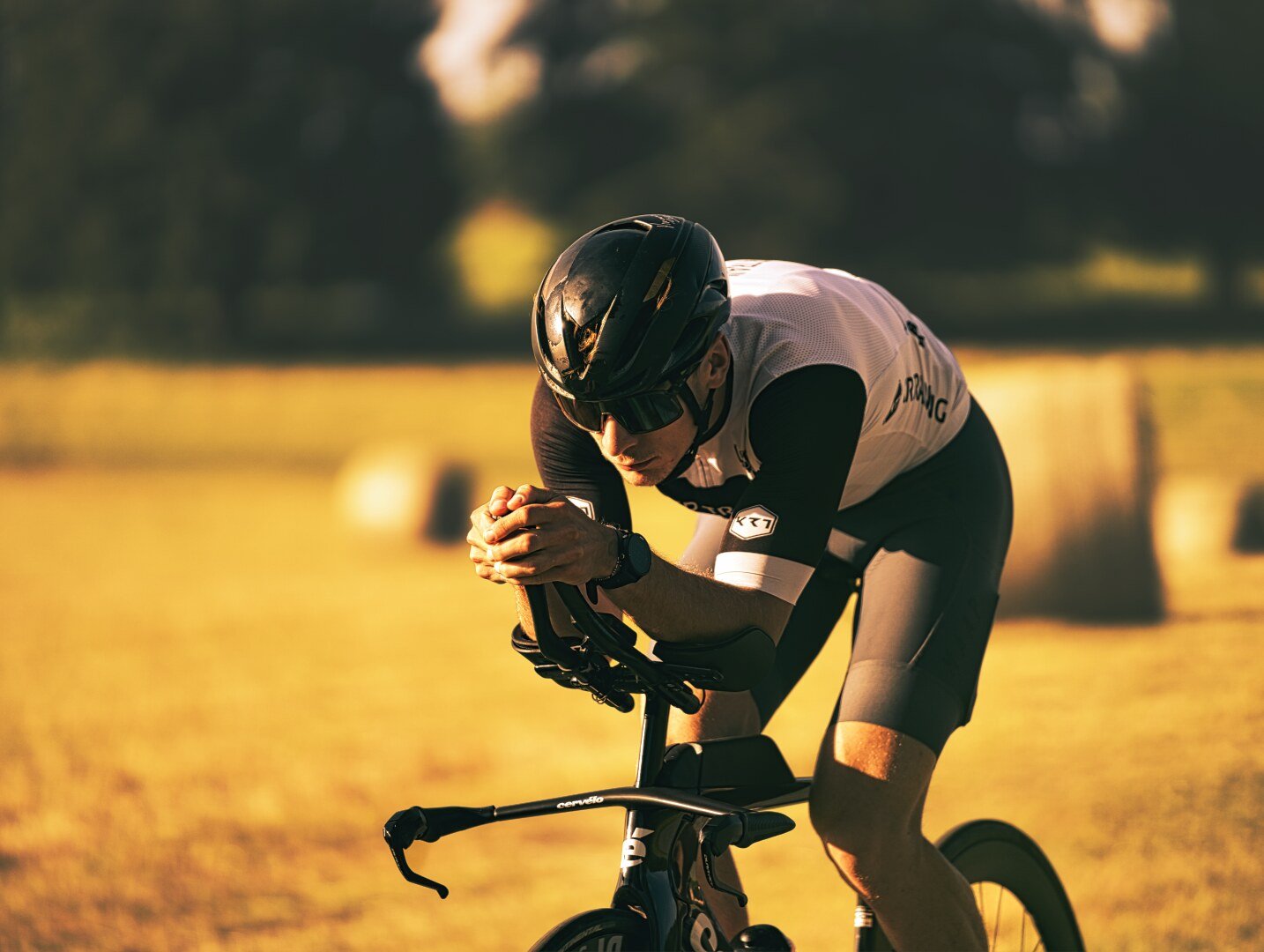 photo d'un triathlète sur son vélo pendant un entrainement