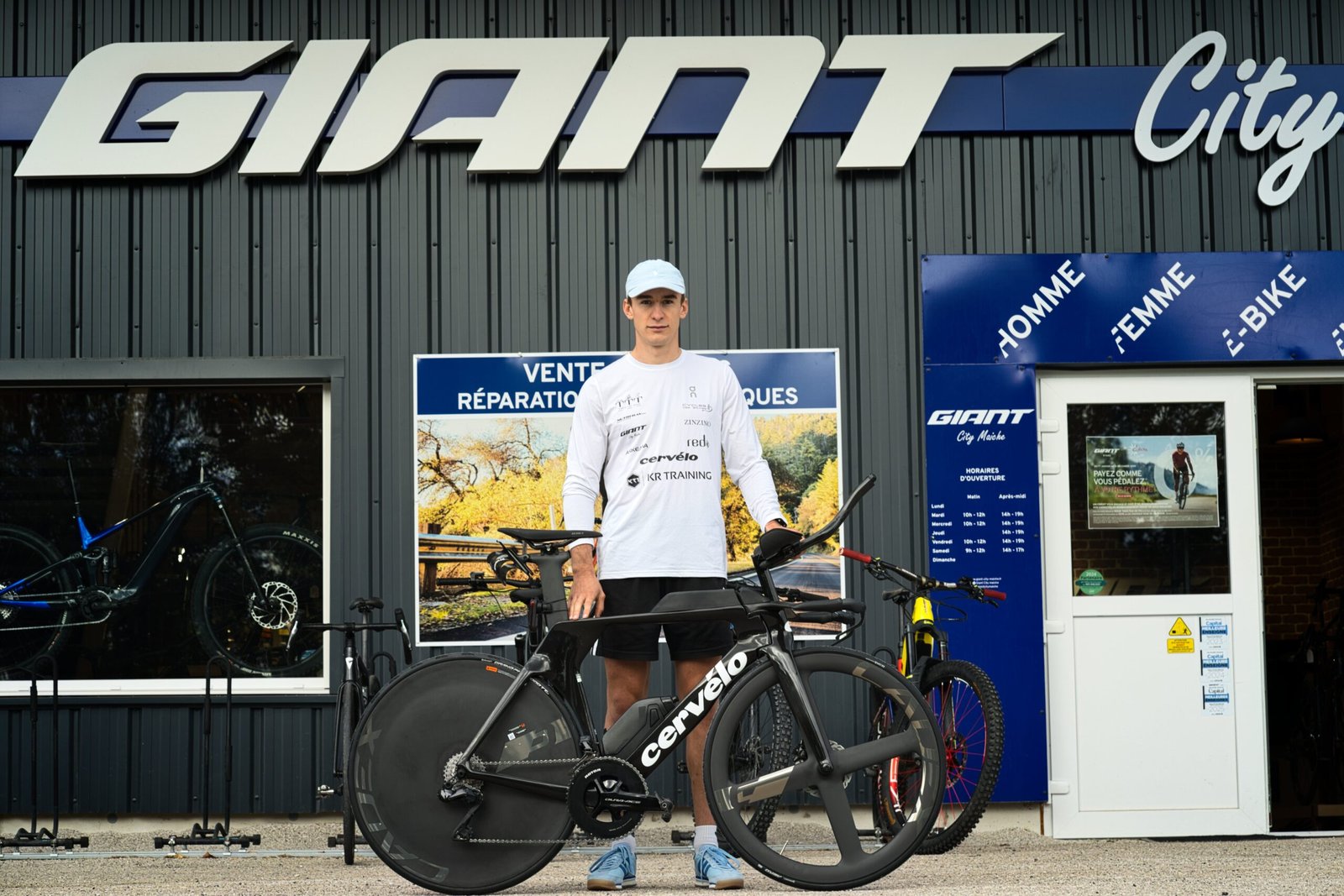 photo d'un triathlète avec son nouveau vélo